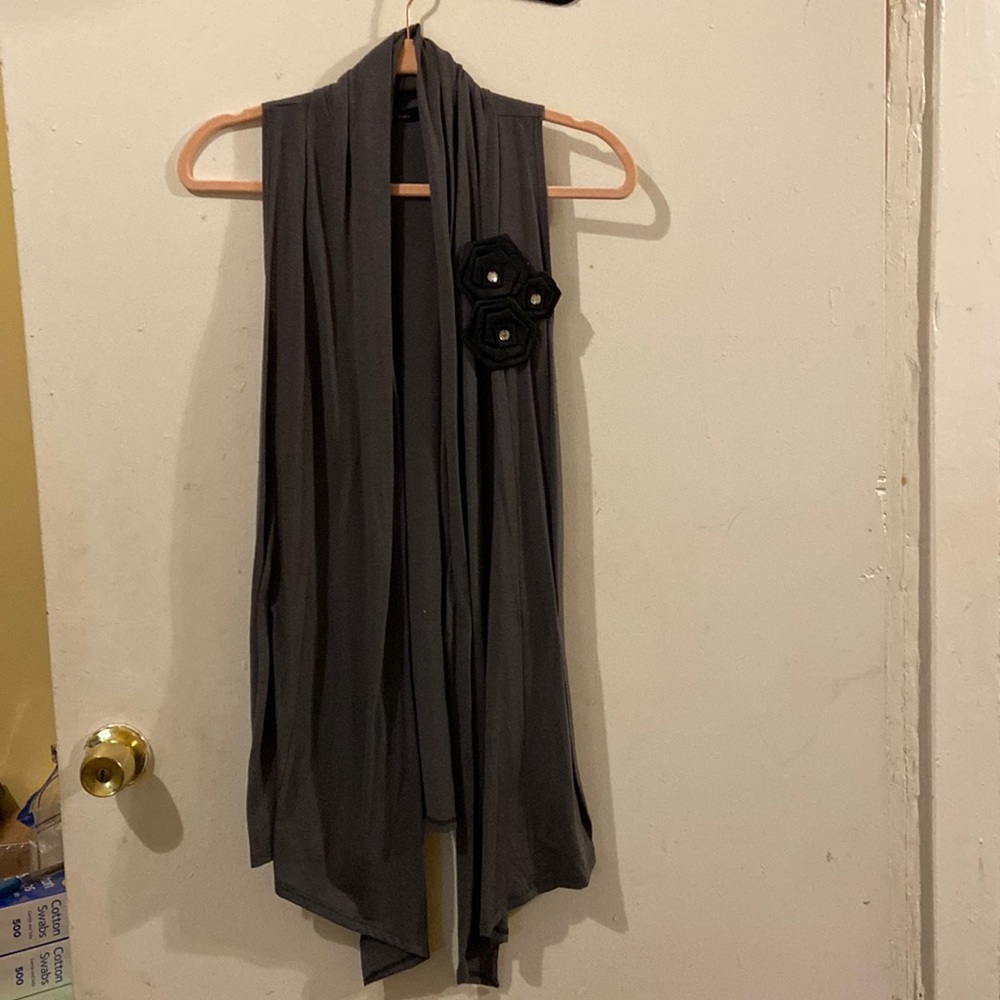 B’Leev t shirt material vest with flowers size L